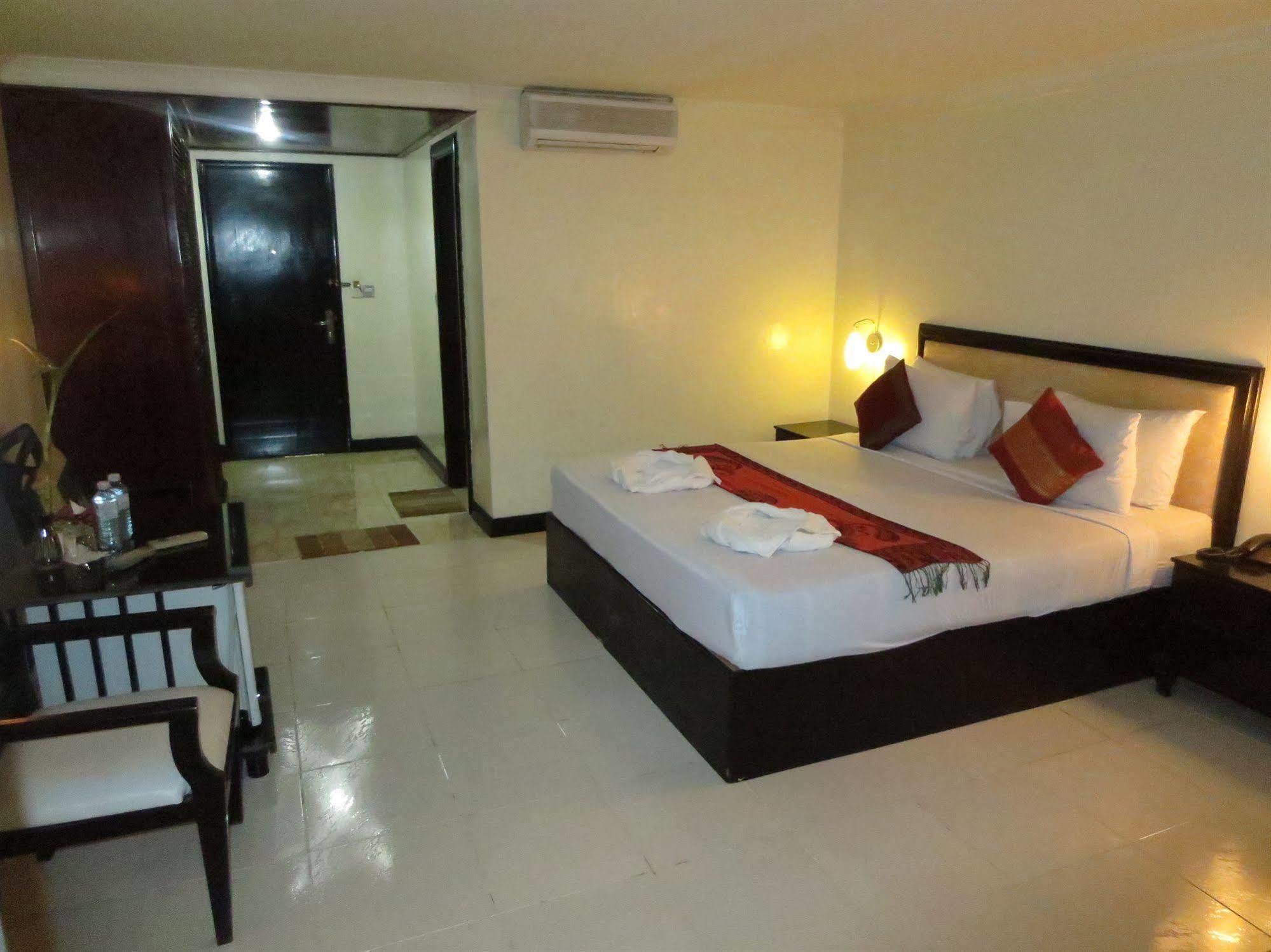 Khmeroyal Hotel Phnom Penh Bagian luar foto