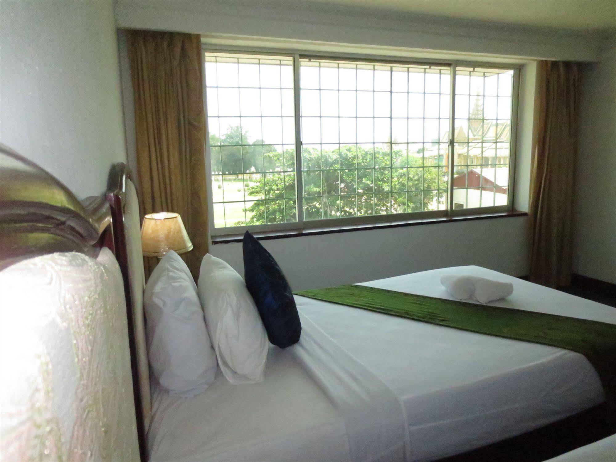 Khmeroyal Hotel Phnom Penh Bagian luar foto