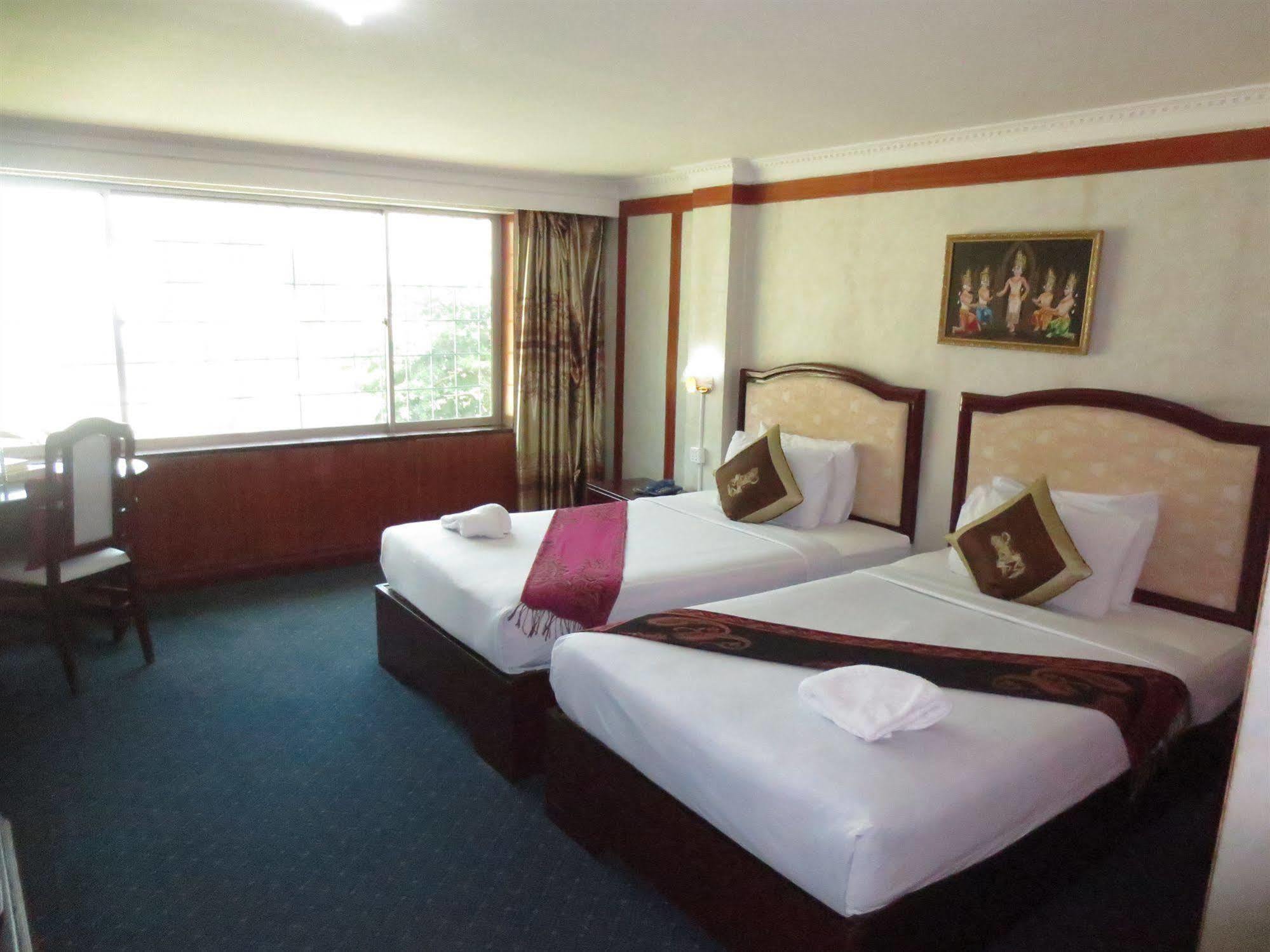 Khmeroyal Hotel Phnom Penh Bagian luar foto