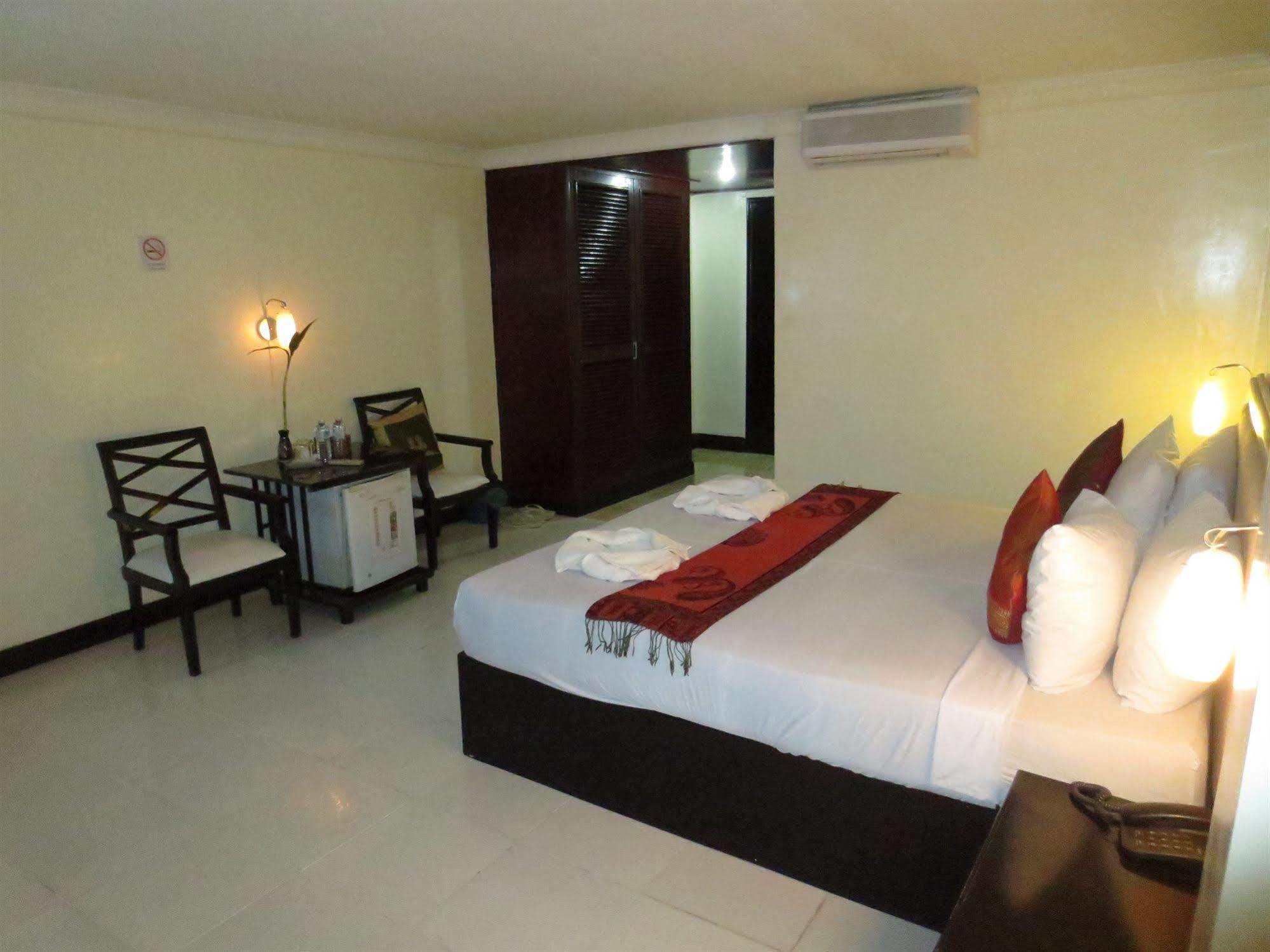 Khmeroyal Hotel Phnom Penh Bagian luar foto